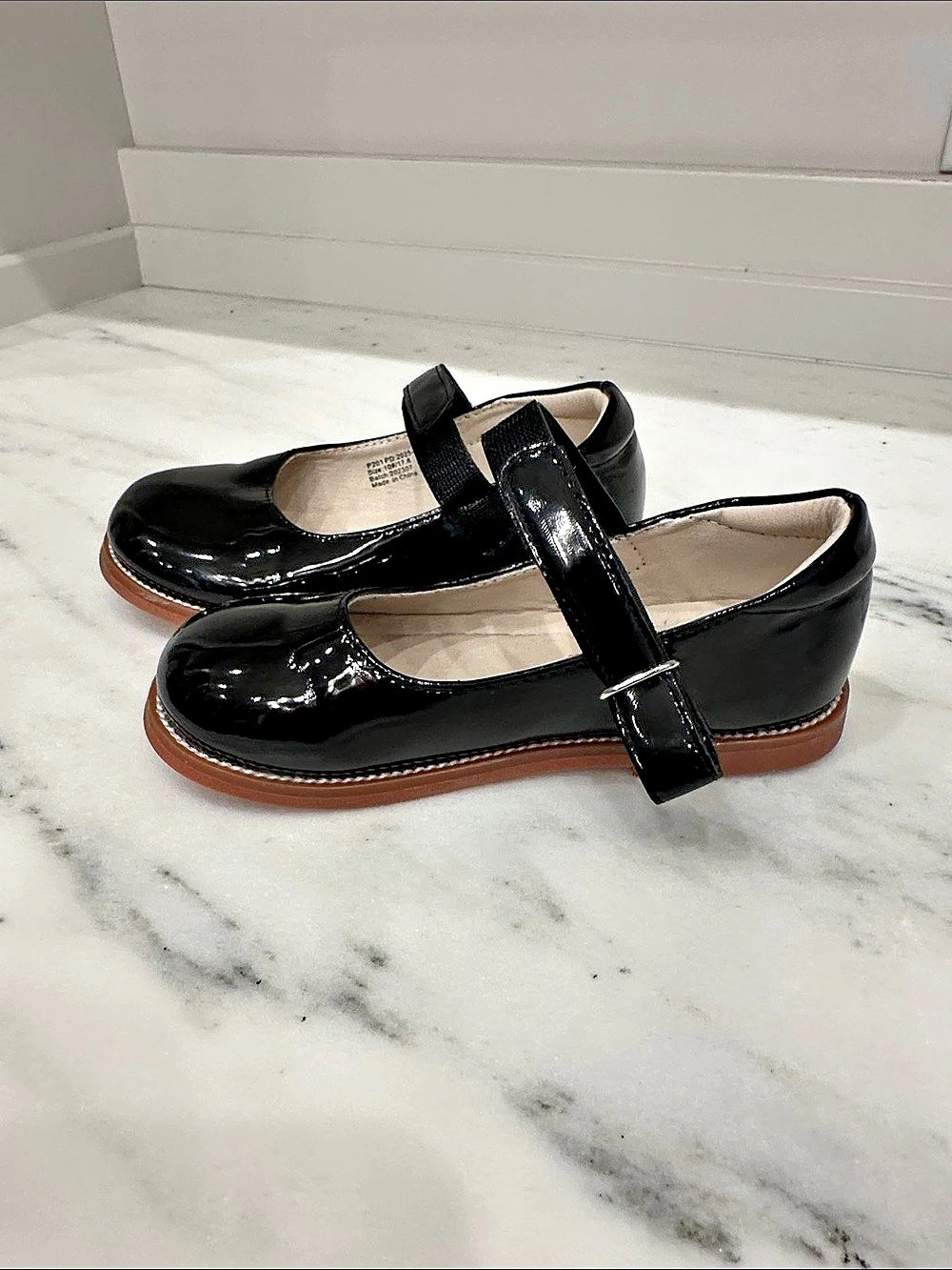 Phiramin Girls US 10 Black Patent Mary Jane Shoes Like New
